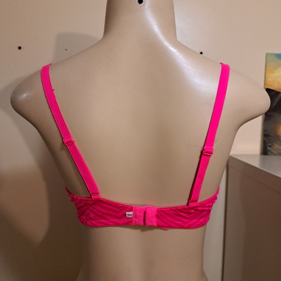 🚨Bundle Alert🚨 2 VS push up bras 36D - Picture 4 of 10